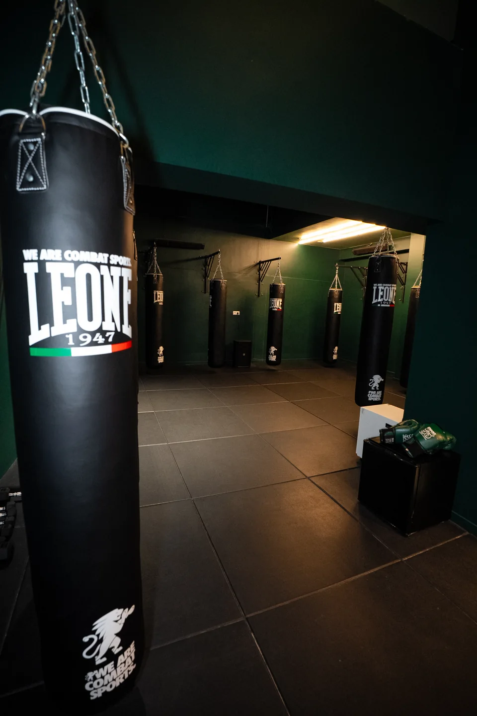 Sacs de frappe dans la salle de boxe de Beat 35